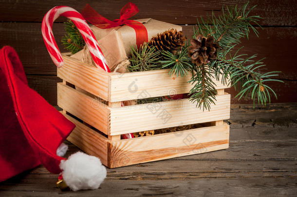 有圣诞装饰品、圣诞树树枝和礼物的盒子