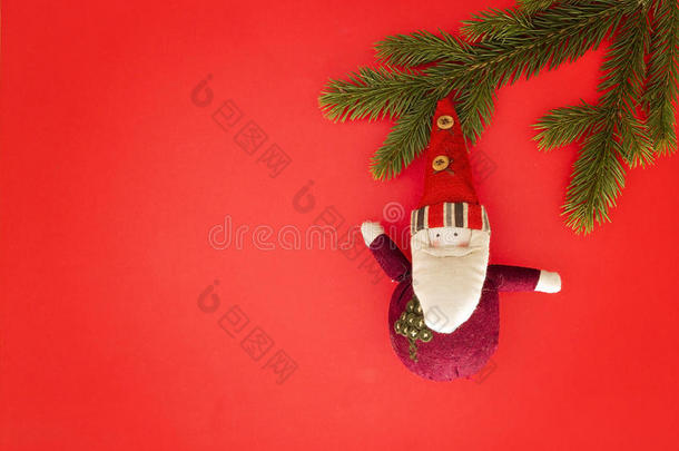 圣诞作文红色背景，绿色冷杉树枝和圣诞装饰圣诞老人。 俯视图，平躺。 收到