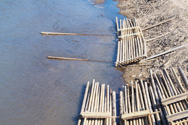 河里的一群竹筏