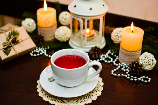 咖啡<strong>屋</strong>桌子上的一杯<strong>茶</strong>。 圣诞节的装饰。