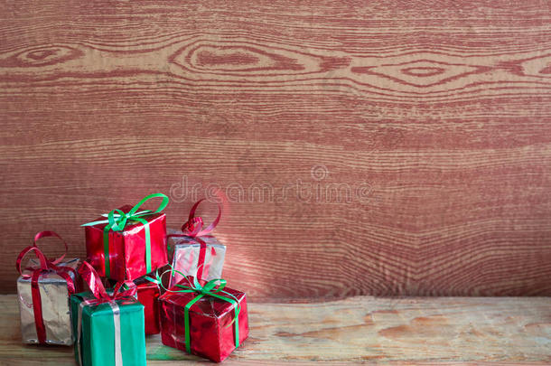圣诞树，<strong>礼品盒</strong>装饰<strong>图片</strong>木质背景。