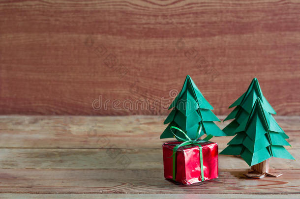 圣诞树，<strong>礼品盒</strong>装饰<strong>图片</strong>木质背景。