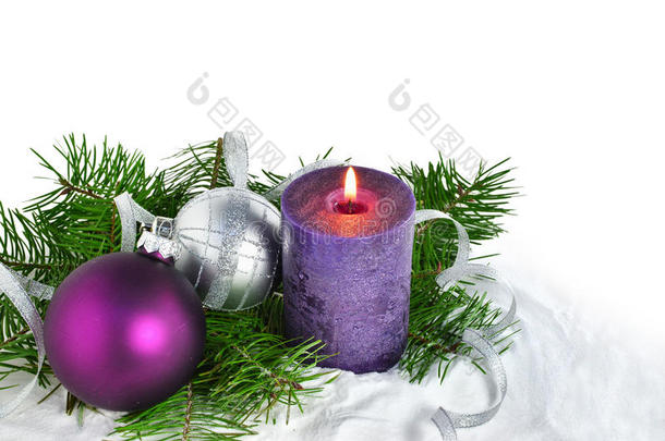 圣诞背景与蜡烛和装饰品。冷杉树枝上的紫色和银色圣诞球