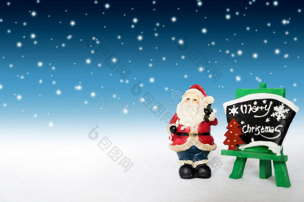 圣诞节装饰假日与圣诞老人和雪人在雪背景和复制空间