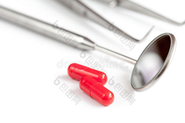 概念<strong>牙齿疼痛</strong>-牙科工具，白色背景的药片