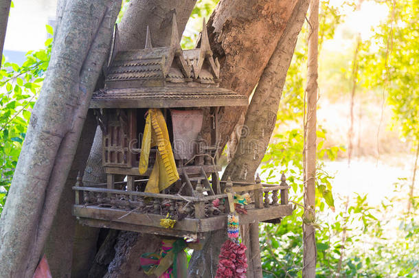 古代泰国户外<strong>精神</strong>屋神庙泰国风格由木材制成。