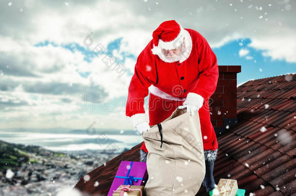 圣诞老人在麻袋中填充礼品盒的复合图像