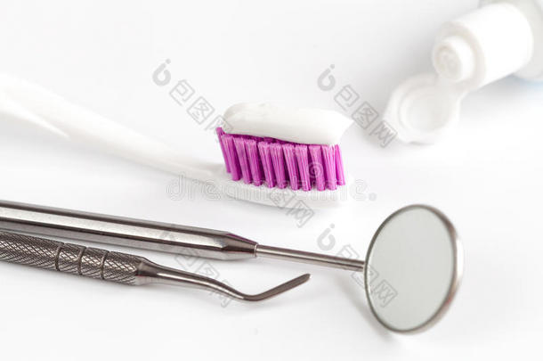 牙科护理牙刷与牙科工具在白色背景