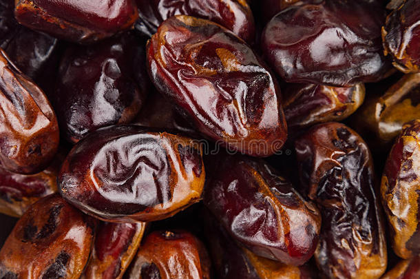 日期水果特写背景。 一堆晒干的棕色红枣水果。