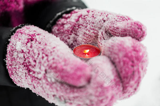冬天的手特写手套举着蜡烛