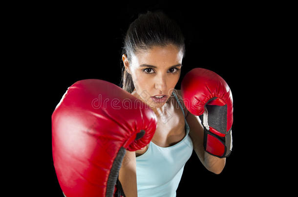 健身妇女与女孩红色拳击手套摆出挑衅和竞争的战斗态度