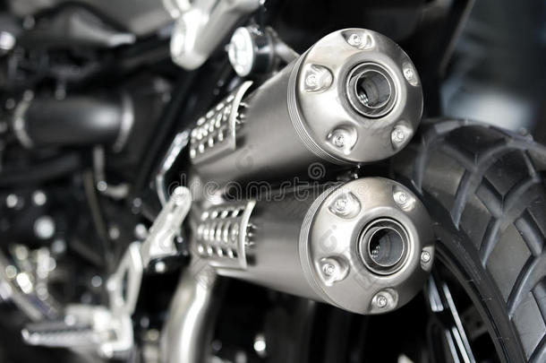 赛车摩托车排气或进气的特写。 摩托车的低角度照片。
