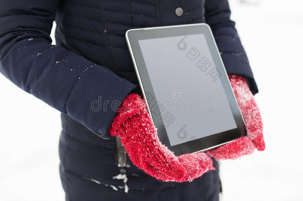 冬天用平板电脑关闭女人