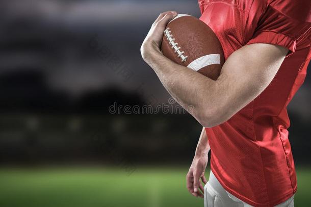 自信的美国足球运动员在红色球衣持球的综合图像