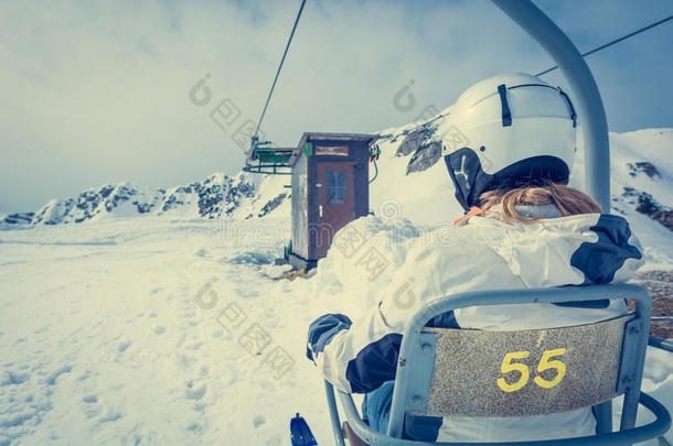 滑雪者<strong>乘坐电梯</strong>的后视图。