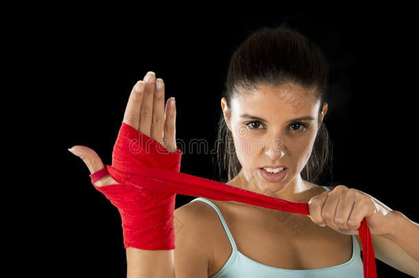 有吸引力的西班牙裔健身妇女在拳击或格斗锻炼前做自我<strong>手包</strong>