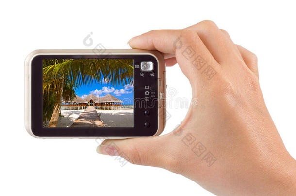 手拿相机和马尔代夫海滩照片我的照片