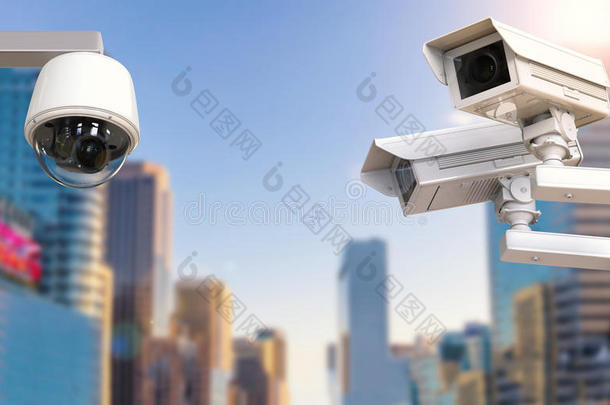 城市景观背景上的闭路电视摄像机或安全摄像机