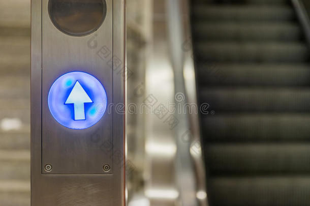 自动扶梯灯符号箭头停止金属杆公共地铁
