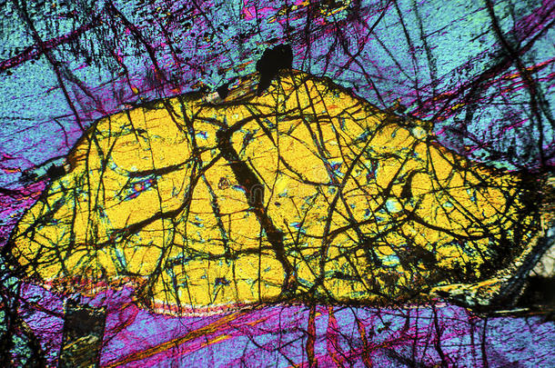 彩色的，抽象的矿物图案在<strong>偏光</strong>显微照片。