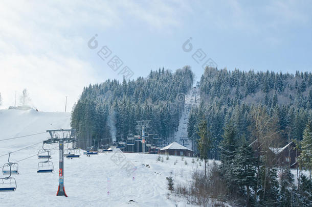 冬季雪山索道缆车吊舱背景美景