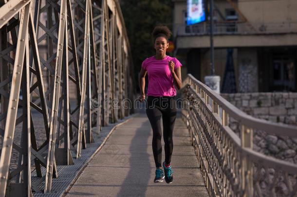 非洲裔美国妇女跑过桥