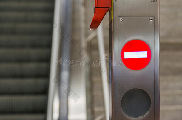 自动扶梯灯符号箭头停止金属杆公共地铁