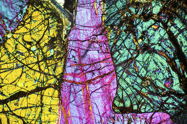 彩色的，抽象的矿物图案在偏光显微照片。