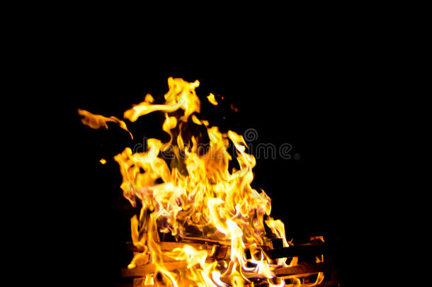 火焰点燃了火，在寒冷的天气里温暖了他。 安全滋生火灾的规则。