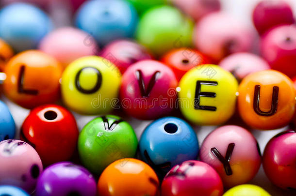 彩色字母玩具中有一个词爱你