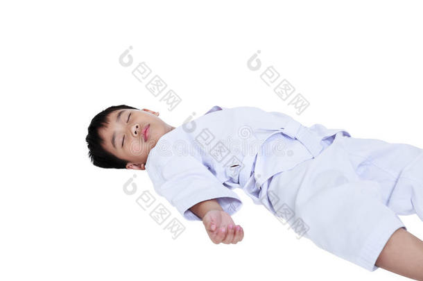 亚洲儿童运动员跆拳道不自觉地躺在地板上