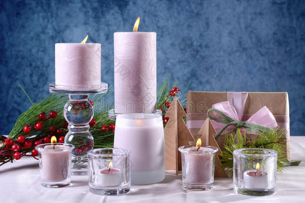 节日迷人的节日圣诞桌设置粉红色蜡烛