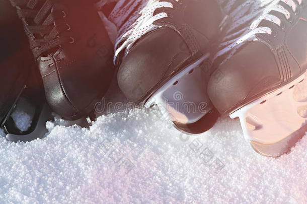 黑色曲棍球溜冰鞋和花样滑冰。 雪，明亮的太阳