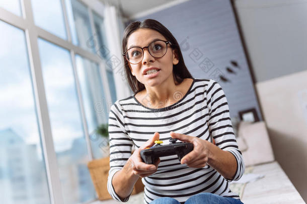 兴奋的年轻女人在家玩电脑游戏