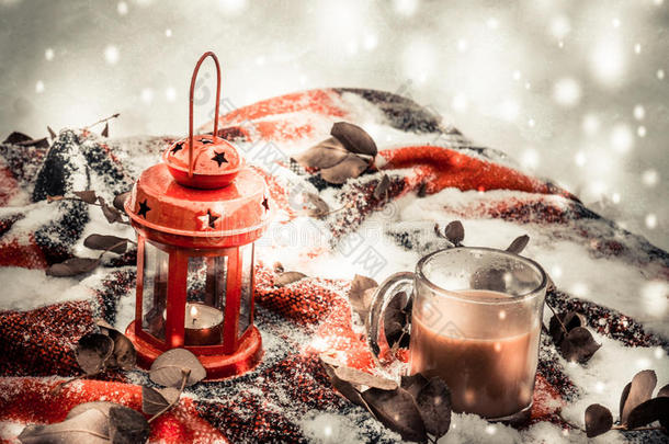 节日的红烛在灯笼和杯子咖啡在地毯上与雪