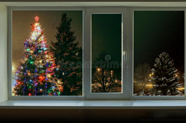 窗外装饰着圣诞灯的圣诞树