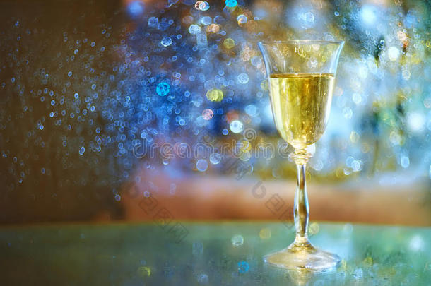 晚上的节日气氛，有一杯香槟和彩虹金色的灯光