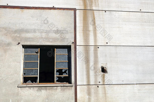 部分拆除工厂的破损染色窗口表面。