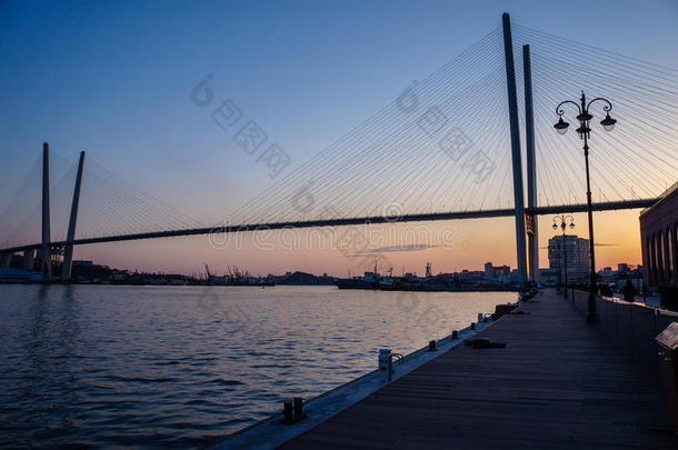 日落时过桥穿过海湾