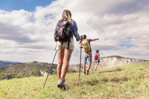 一群年轻的徒步旅行者在山上的单一文件