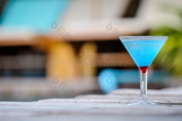 冷冻蓝色玛格丽塔鸡尾酒，木制桌子上的蓝色鸡尾酒
