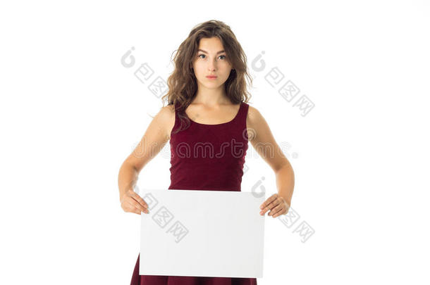 穿<strong>红色</strong>连衣裙的女孩戴着白色的<strong>标语</strong>牌
