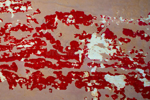 灰色油漆木材纹理的背景。 红色和米色的划痕油漆