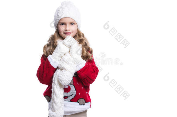 可爱的微笑小女孩，卷发，穿着针织毛衣，围巾，帽子和手套，隔离在白色背景上。