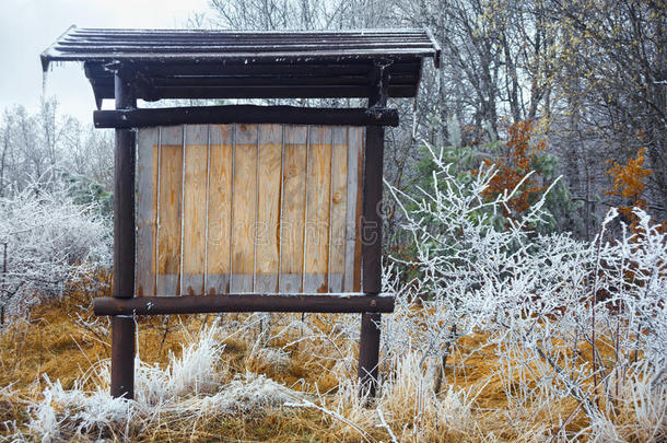 在风景优美的冬季森林里的广告牌，在t处有雪和霜