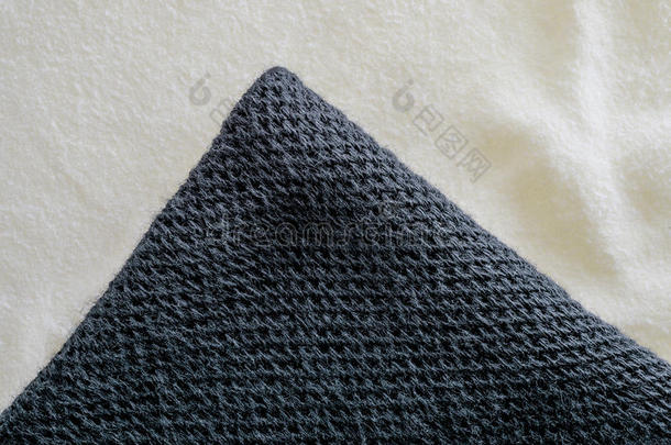奶油纤维织物上的黑色织物纺织品。