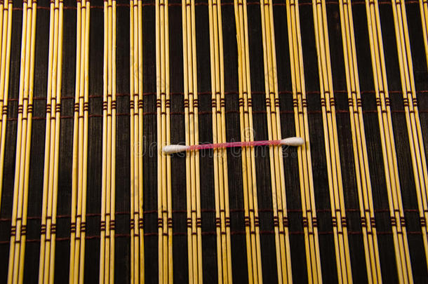 棉签在条纹竹垫上