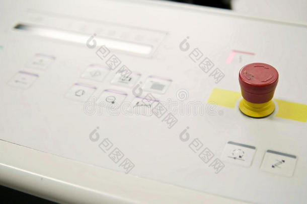 <strong>折页</strong>机上印刷测谎仪行业-红色按钮和输送机，关闭