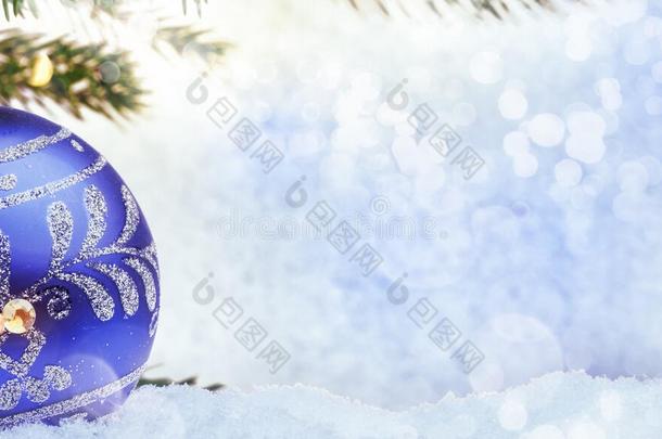 圣诞假期设置与蓝色鲍布在雪上