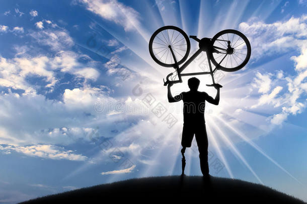 残疾人与假肢保持自行车日落